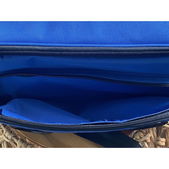 Bud Light Cooler With Built in Bluetooth Speakers Leakproof 24 Can Capacity - Picture 9 of 14